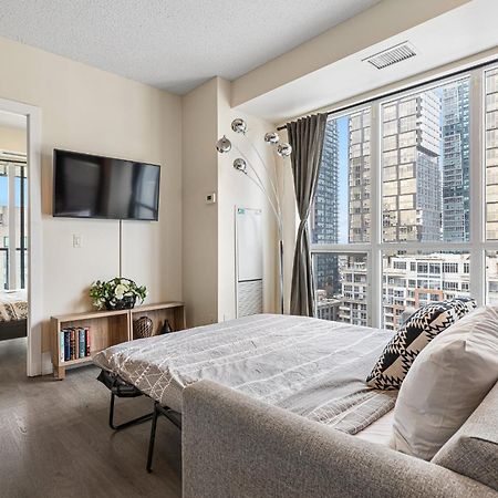 3 Bedroom Beside Cn Tower With Parking Downtown טורונטו מראה חיצוני תמונה