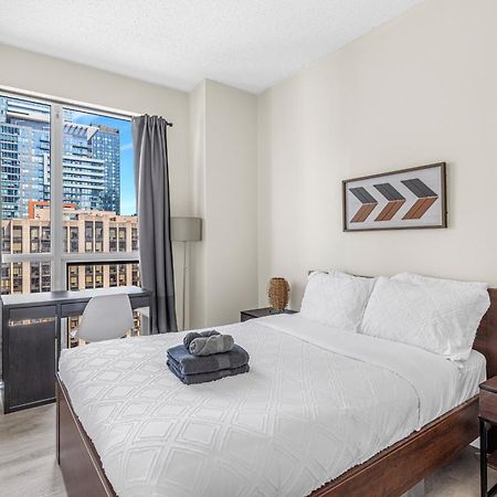 3 Bedroom Beside Cn Tower With Parking Downtown טורונטו מראה חיצוני תמונה