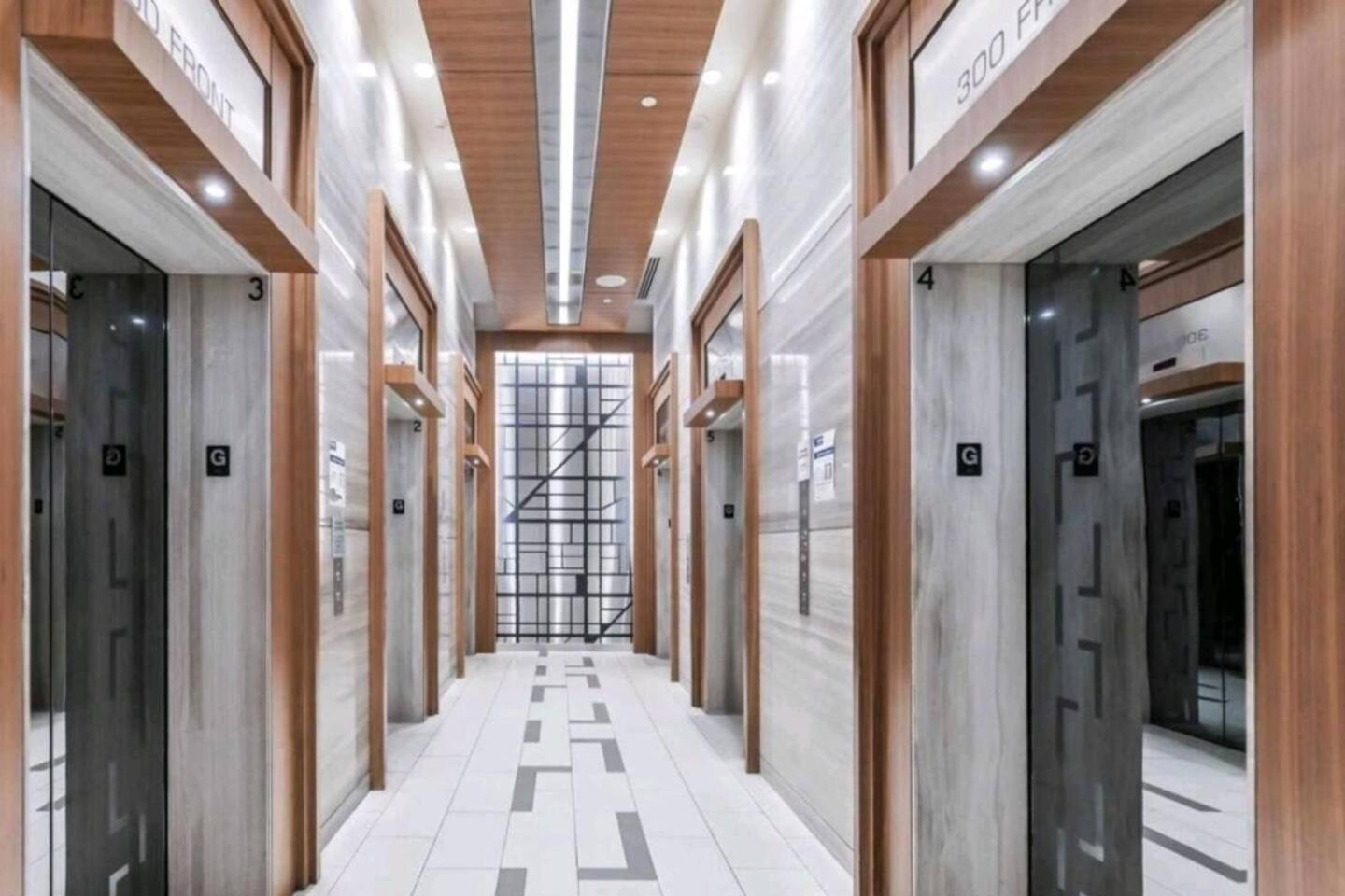 3 Bedroom Beside Cn Tower With Parking Downtown טורונטו מראה חיצוני תמונה