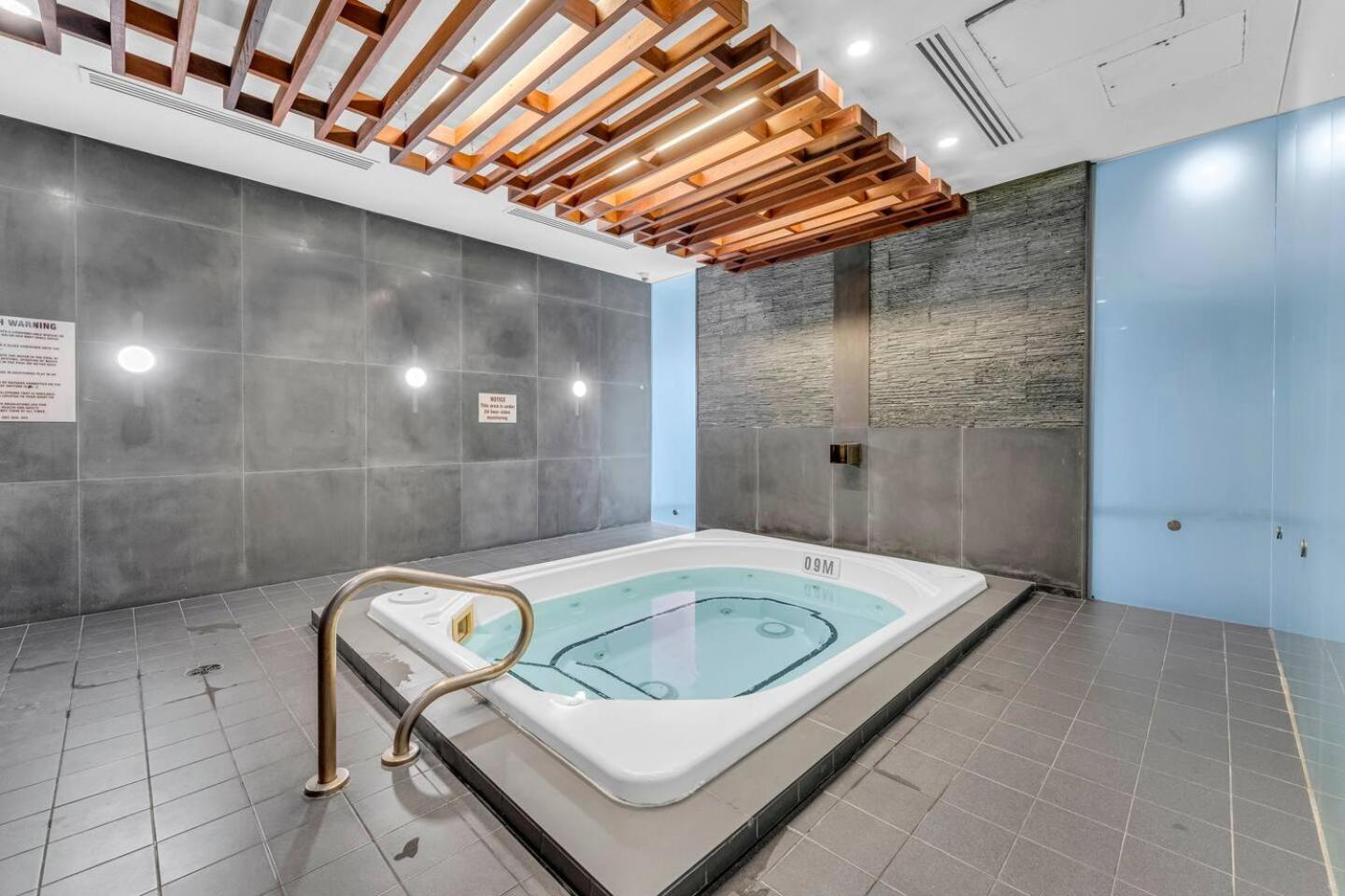 3 Bedroom Beside Cn Tower With Parking Downtown טורונטו מראה חיצוני תמונה