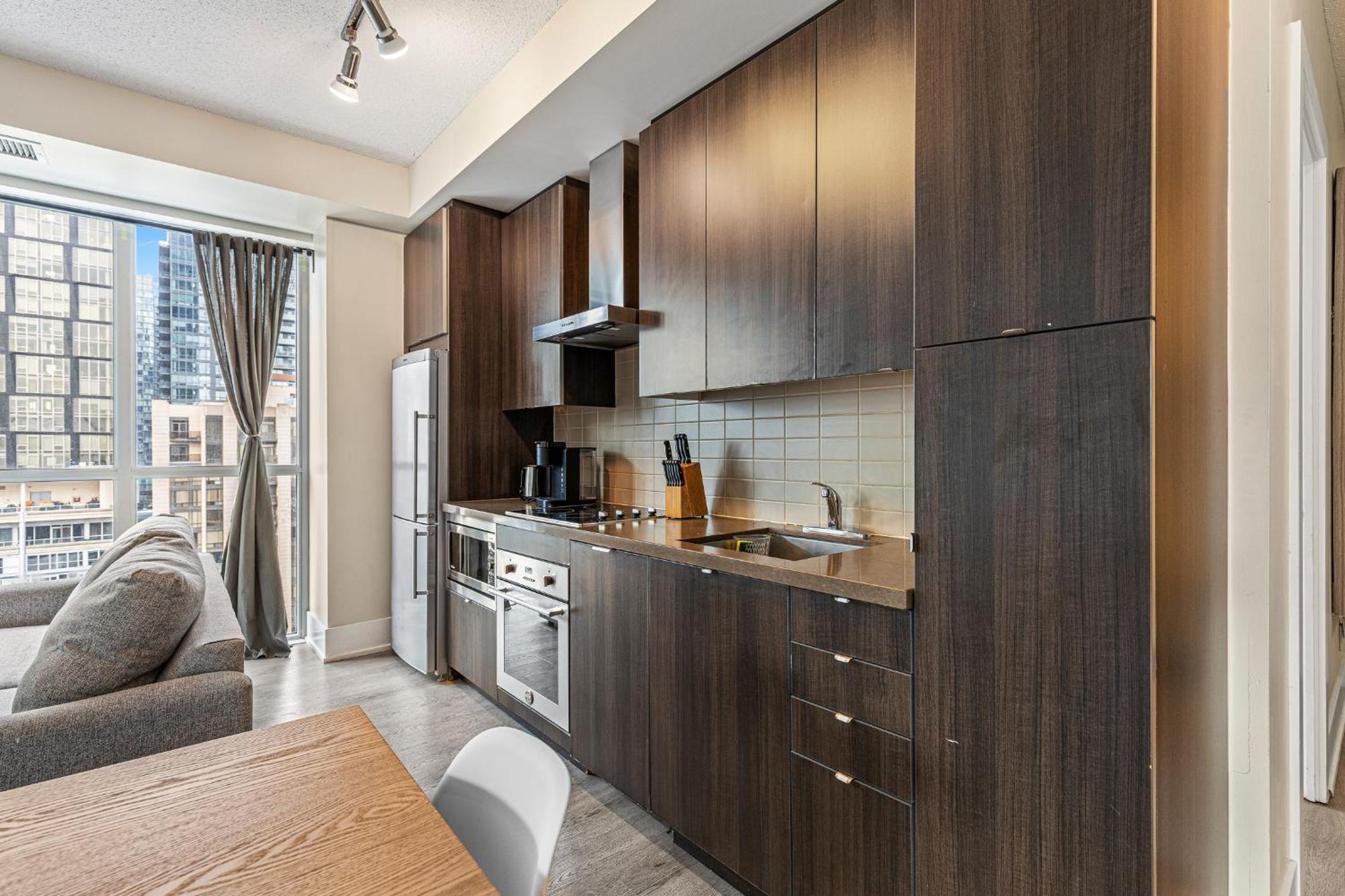 3 Bedroom Beside Cn Tower With Parking Downtown טורונטו מראה חיצוני תמונה
