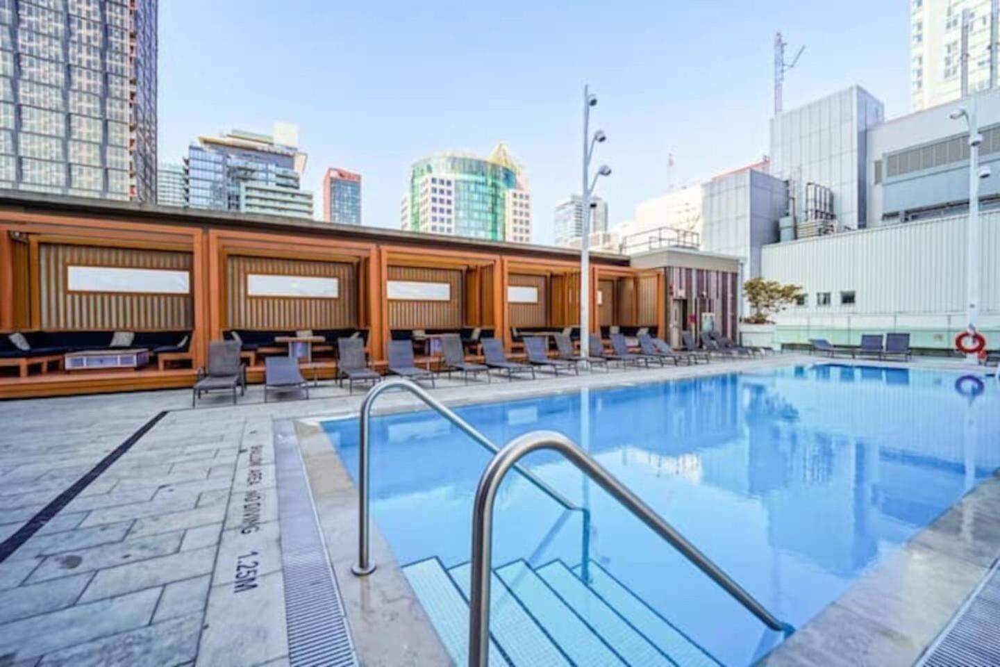 3 Bedroom Beside Cn Tower With Parking Downtown טורונטו מראה חיצוני תמונה