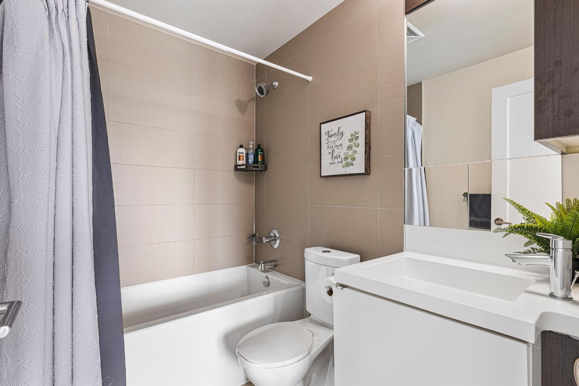 3 Bedroom Beside Cn Tower With Parking Downtown טורונטו מראה חיצוני תמונה