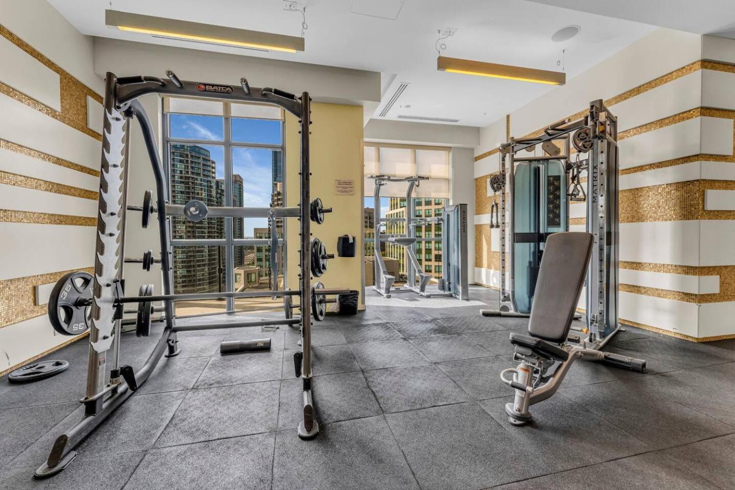 3 Bedroom Beside Cn Tower With Parking Downtown טורונטו מראה חיצוני תמונה