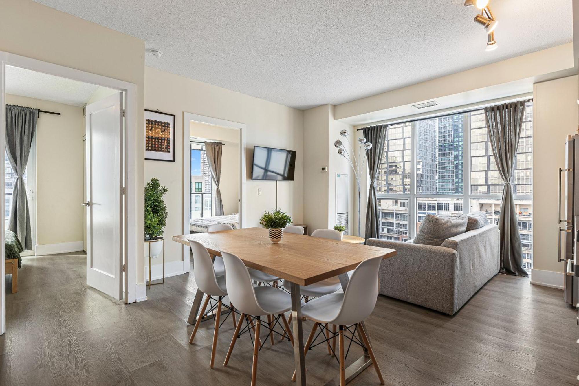 3 Bedroom Beside Cn Tower With Parking Downtown טורונטו מראה חיצוני תמונה