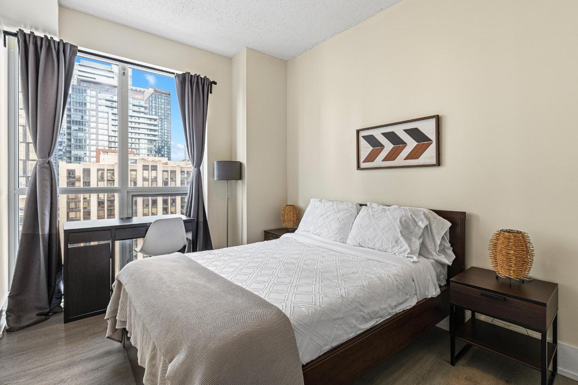 3 Bedroom Beside Cn Tower With Parking Downtown טורונטו מראה חיצוני תמונה